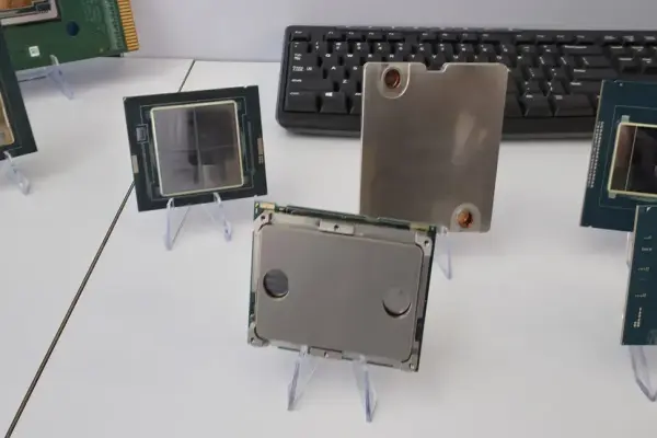 Intel thử nghiệm làm mát bằng chất lỏng trực tiếp cấp gói (package-level) cho CPU lên tới 1000W